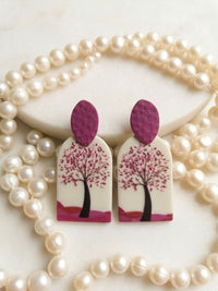 Earrings with tree design on a pearl necklace